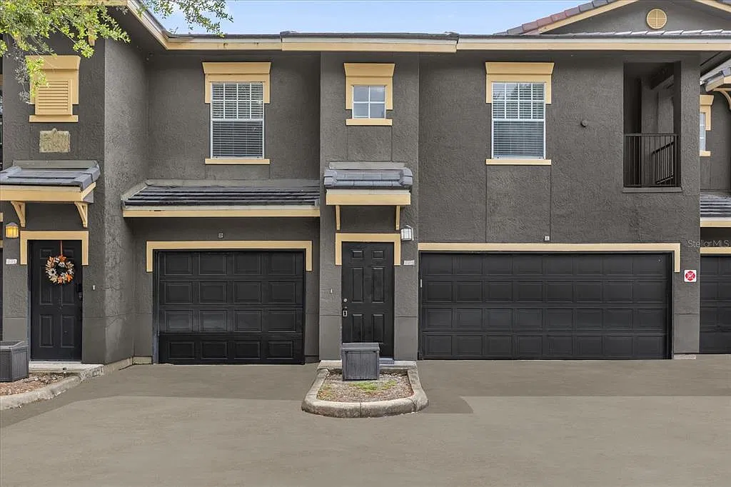 2 bed, 2.0 bath, 1182 sqft, $1,990 — Photo 2