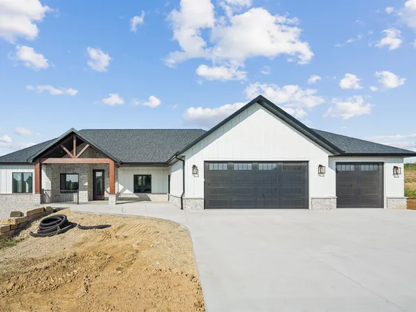 16161 Hales Mill Ct, Dubuque, IA 52002