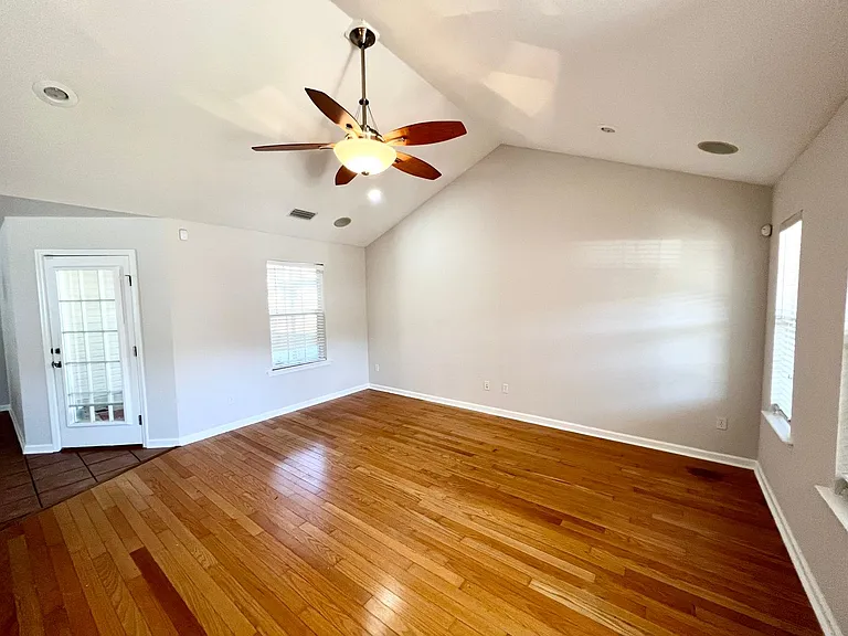 4556 Deslin Dr — Photo 4