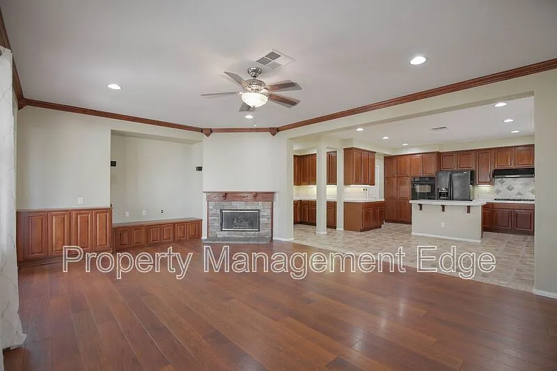 5 bed, 4.0 bath, 3908 sqft, $3,900 — Photo 4