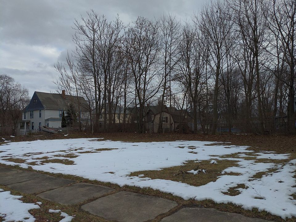 2nd image of 404 Crescent Ave