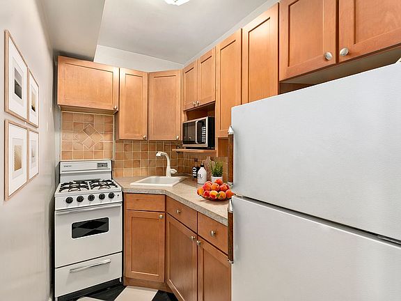 2nd image of 32 Gramercy Park S APT 3H