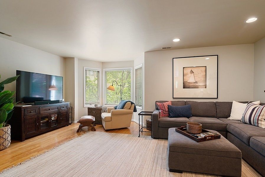 1st image of 753 W Dickens Ave