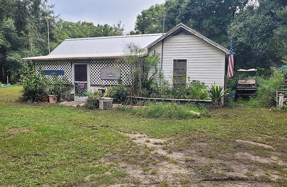 2/1 with front porch 