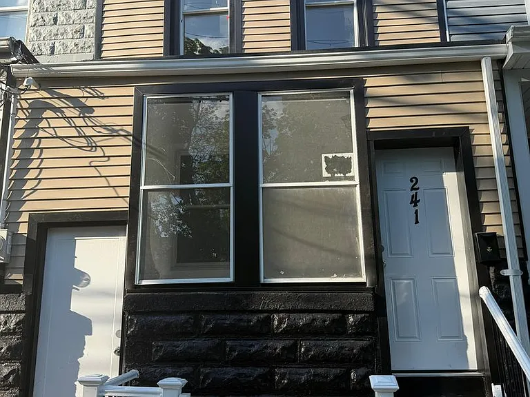 241 Hawthorne Ave — Photo 7