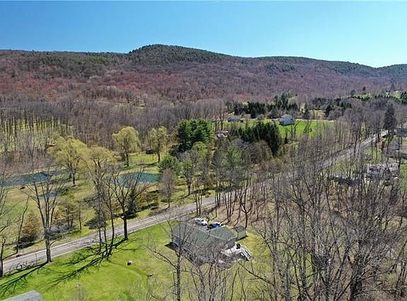 Lovely home surrounded by majestic properties and country side, only 1 minute the Metro North Railroad ideal for commuting.