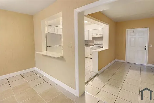 1752 SW 70th Way — Photo 3