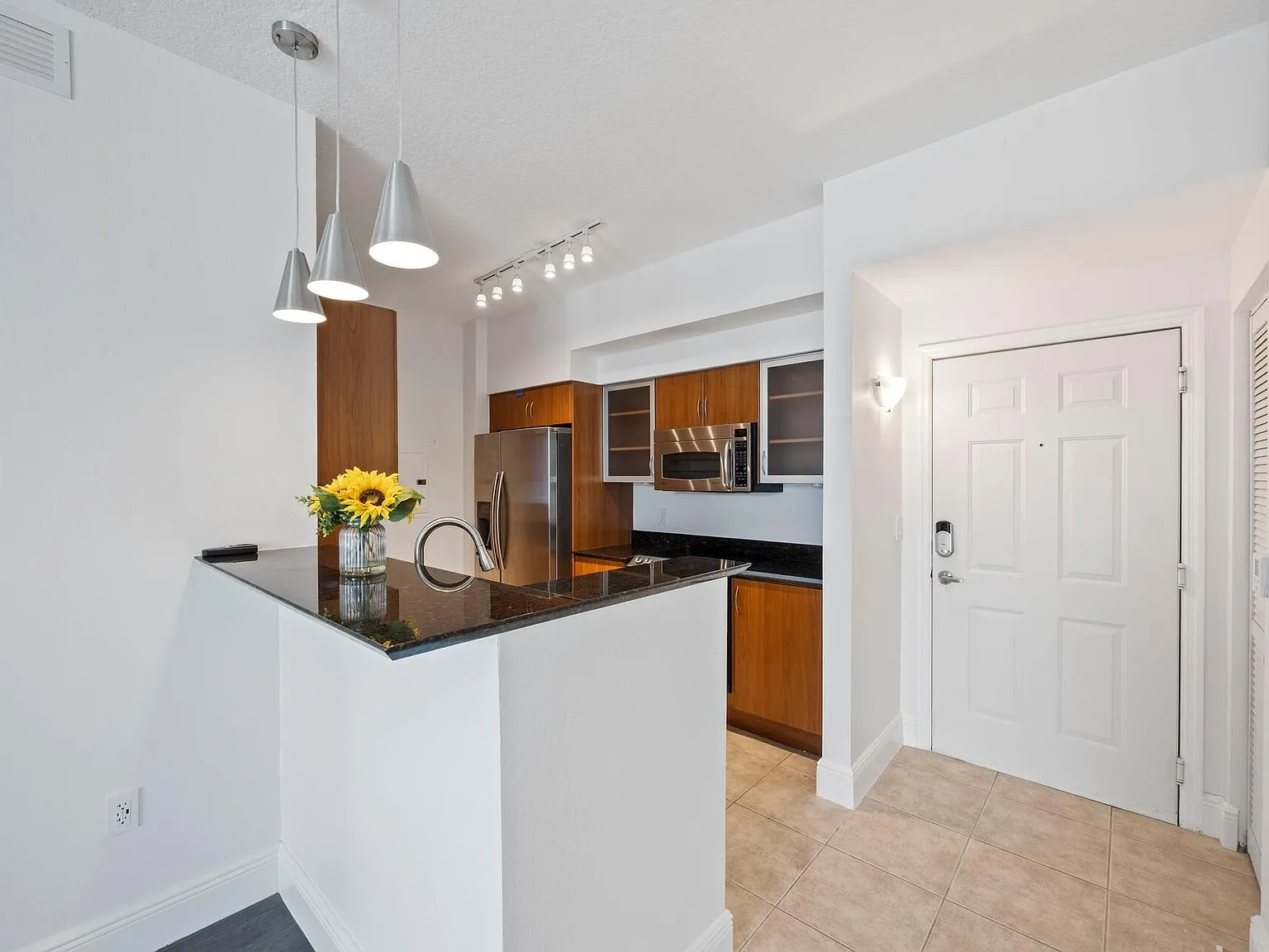 2 bed, 2.0 bath, 1000 sqft, $2,649 — Photo 3