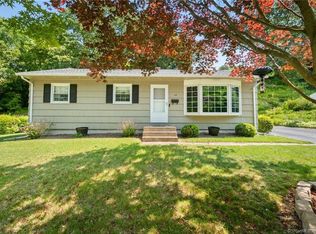 12 Peachvale Dr, Uncasville, CT 06382