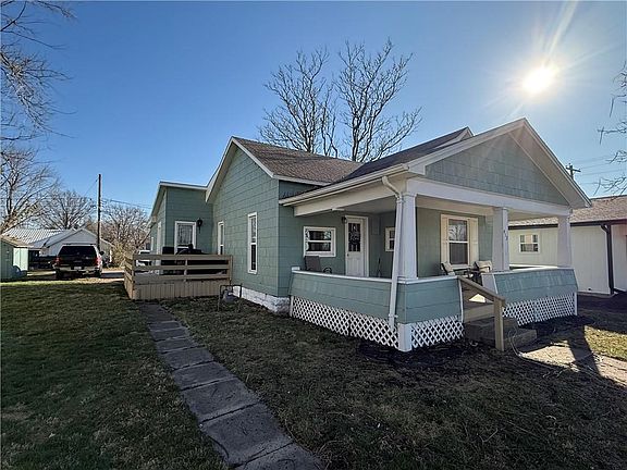 2nd image of 413 W 1st St