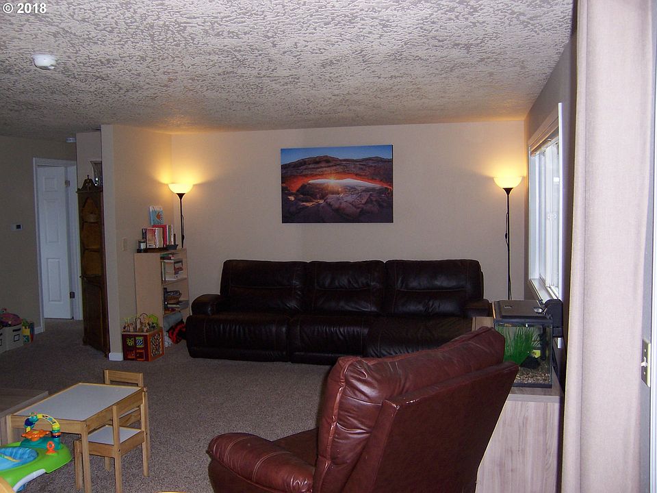 2nd image of 725 SW Cypress St