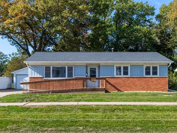 814 12th St, Silvis, IL 61282