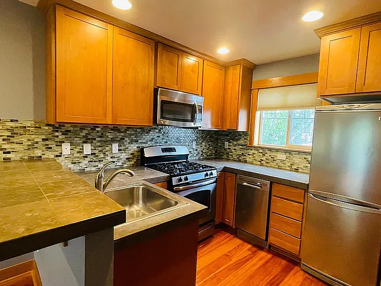 3 bed, 1166 sqft, $3,200 — Photo 2