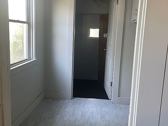 Laundry room w/ utility room