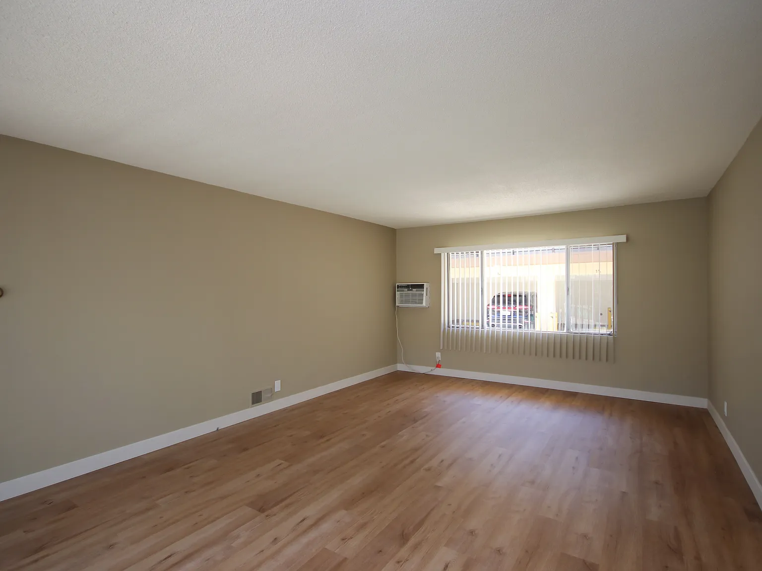 1 bed, 800 sqft, $1,995 — Photo 4