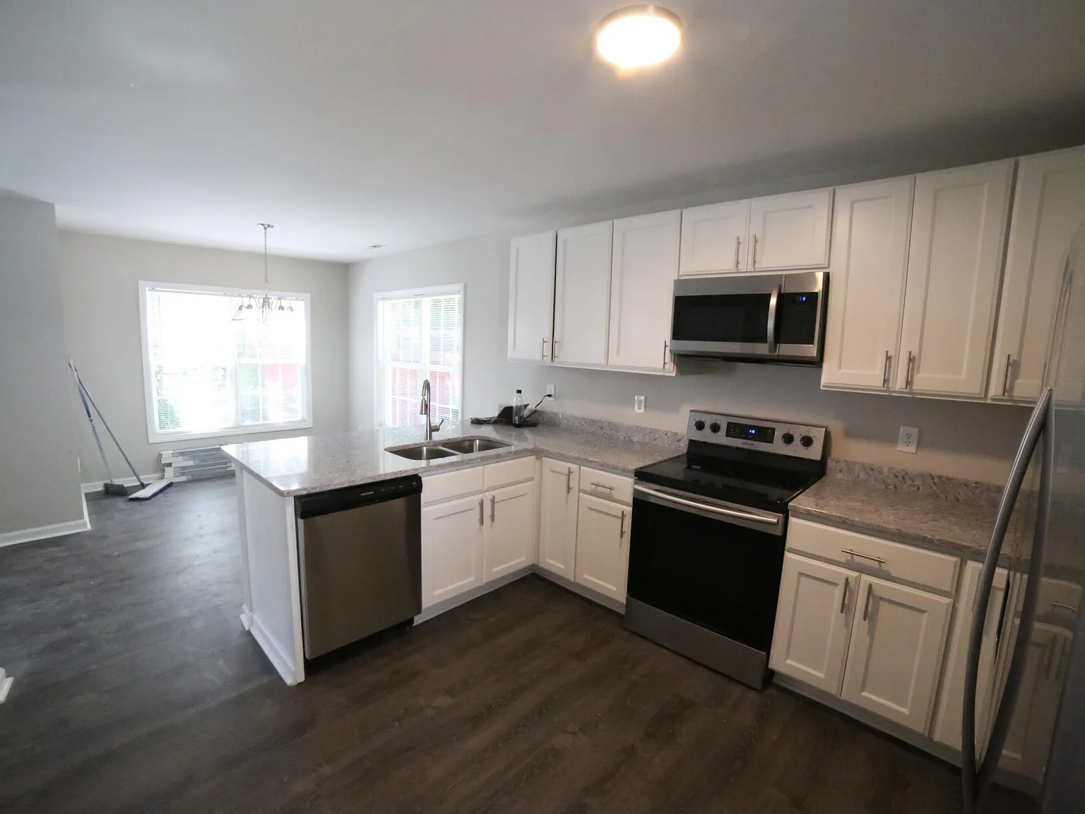 3 bed, 2.5 bath, 1450 sqft, $1,890 — Photo 2