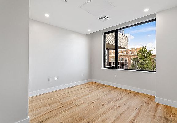 5th image of 3707 Blackstone Pl #404