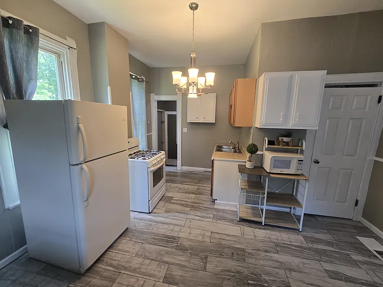 1213 NE Glendale Ave — Photo 3