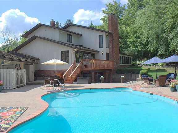 5th image of 12 Hunting Hollow Dr
