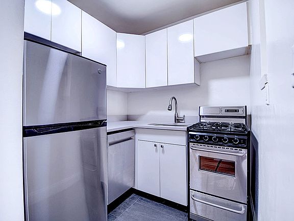 3rd image of 131 E 83rd St Penthouse C