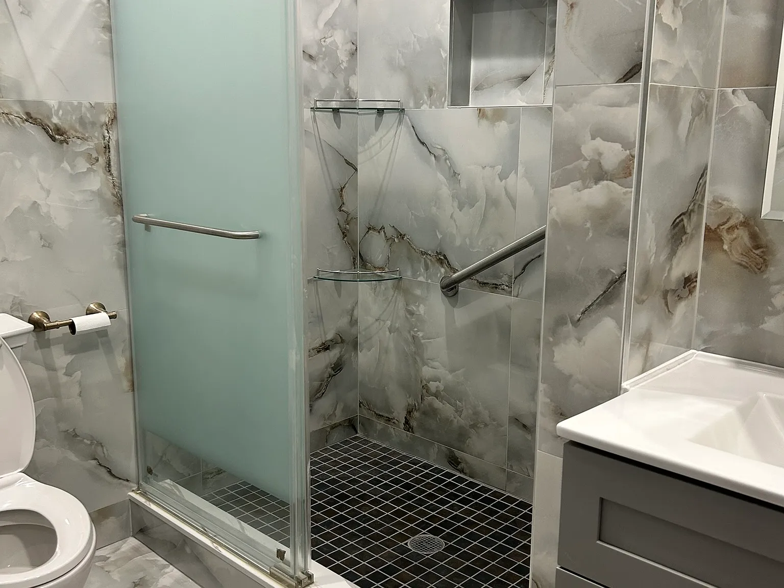3 bed, 900 sqft, $1,700 — Photo 1