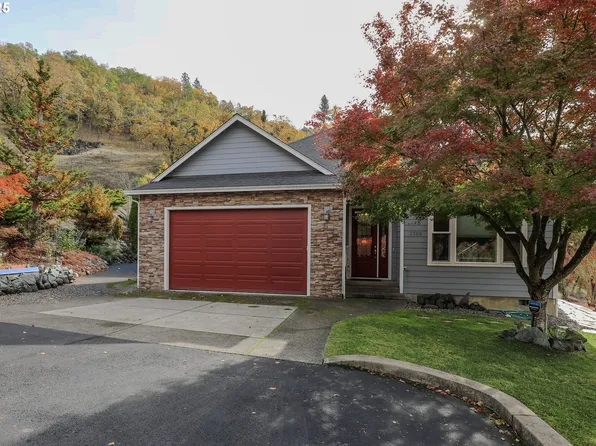 1763 NE Rocky Dr, Roseburg, OR 97470