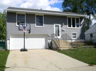 147 W Kennedy Dr, Streamwood, IL 60107