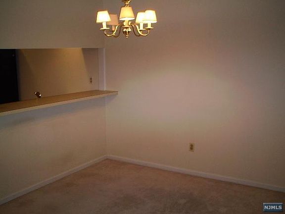 4th image of 138 Surrey Ct