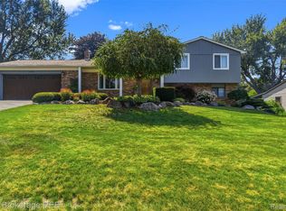 1438 Lynnwood Ln, White Lake, MI 48383