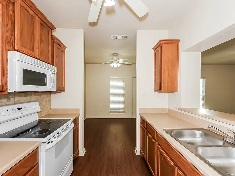 2100 Breezy Dr — Photo 6