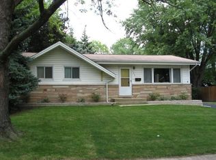 700 Elderberry Ln, Mount Prospect, IL