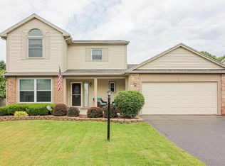 6 Pennicott Cir, Penfield, NY 14526