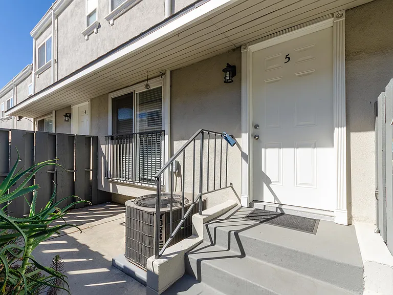 2737 Montrose Ave #105 — Photo 14