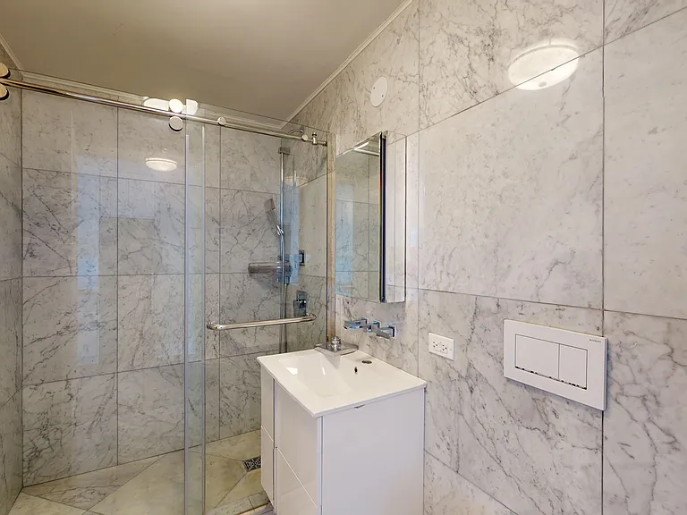 237 E 34th St #805 — Photo 11