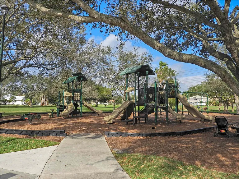 11196 Longboat Dr — Photo 27
