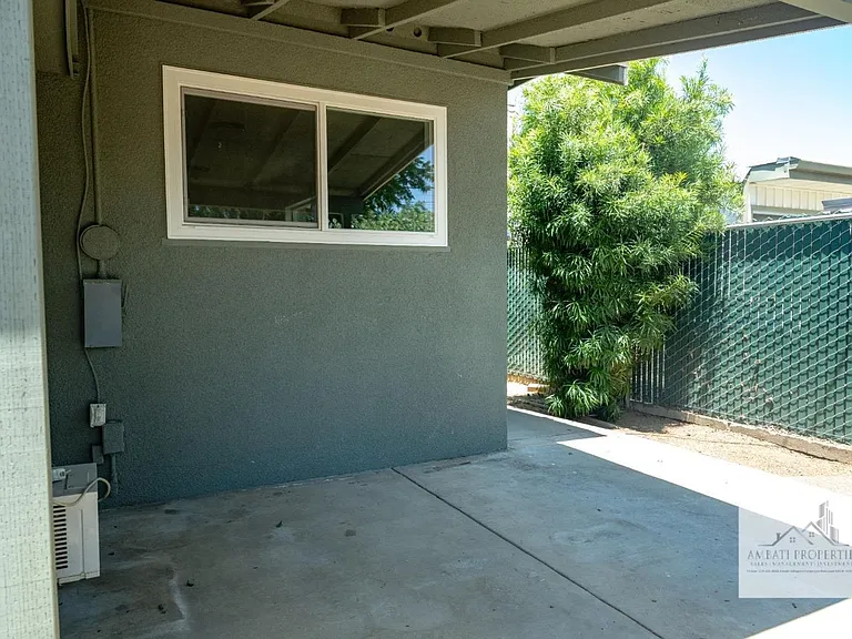 1136 E Griffith Way — Photo 27
