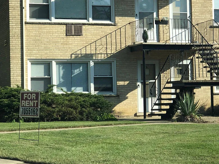walk to downtown Arlington Heights restaurants! Walk to the Metra Station. Location Location Location