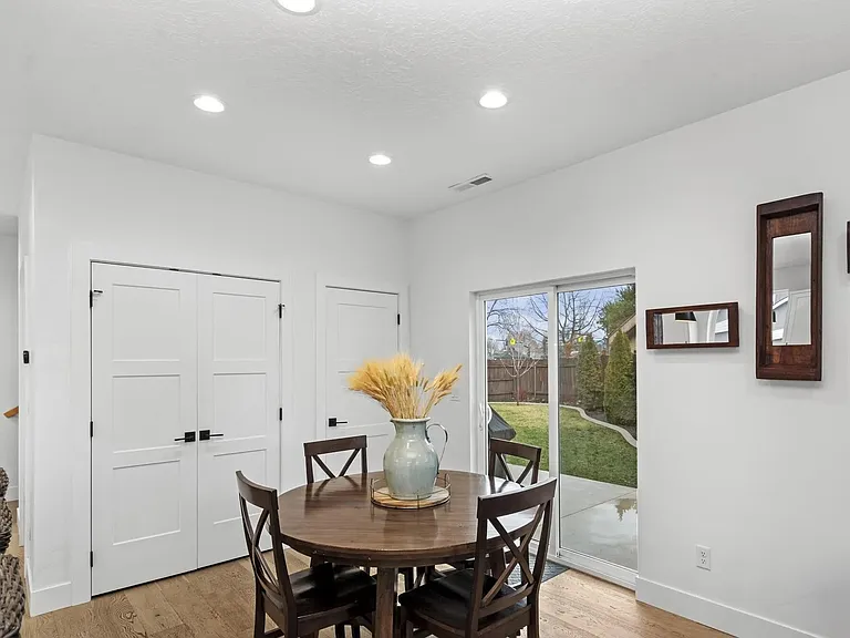 114 E Demming Ln — Photo 15