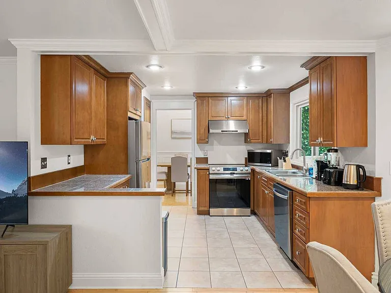 639 8th Ave — Photo 31