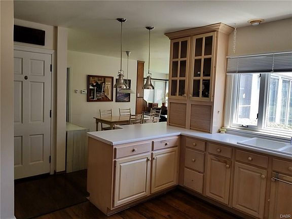 3rd image of 1654 Burbank Dr