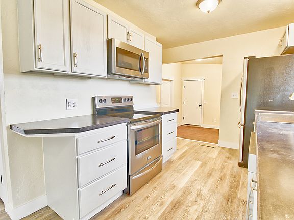 5th image of 215 Valley Dr