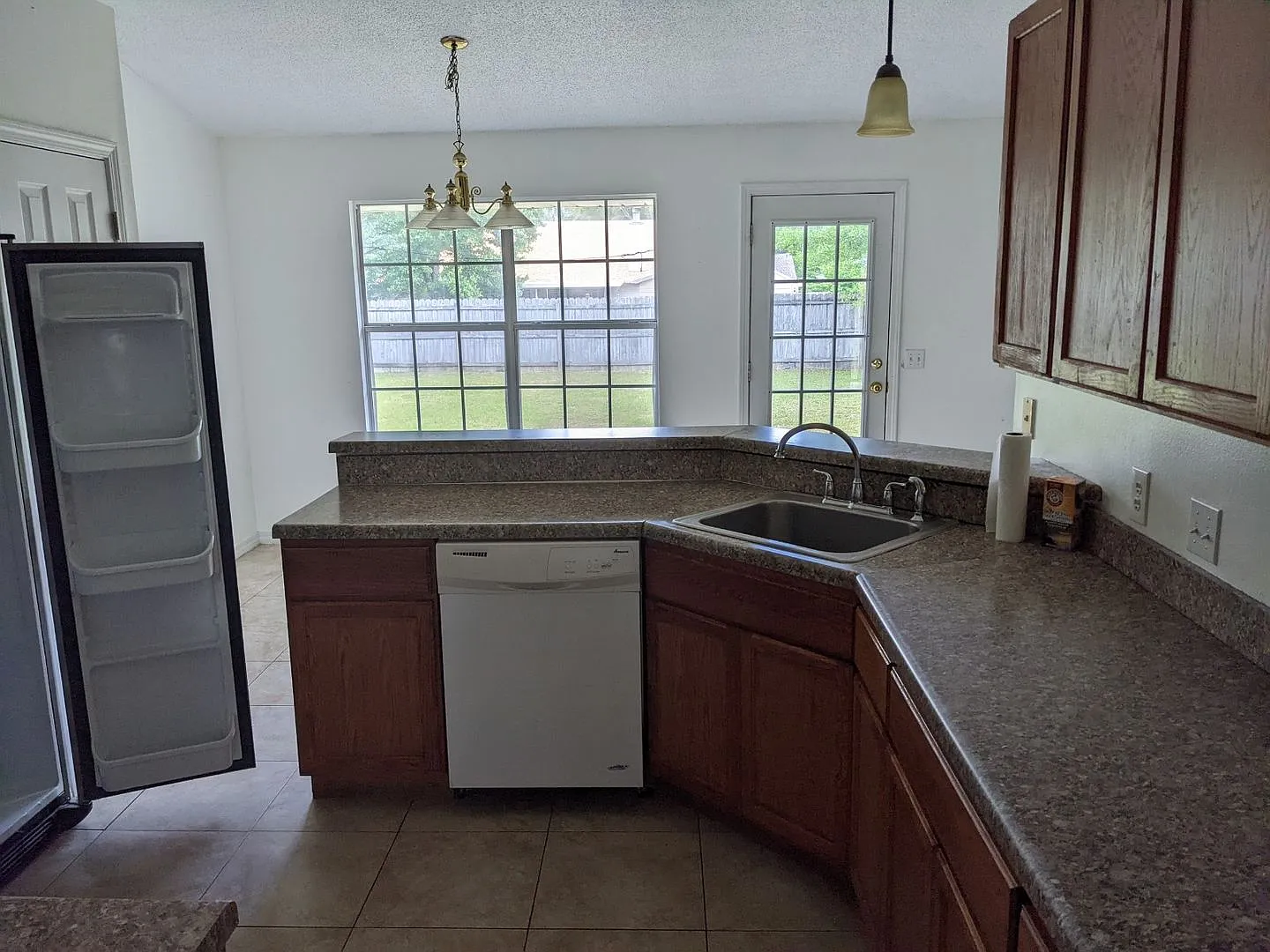 SuperSized Yard MoveIn Ready 2Car Garage — Photo 4