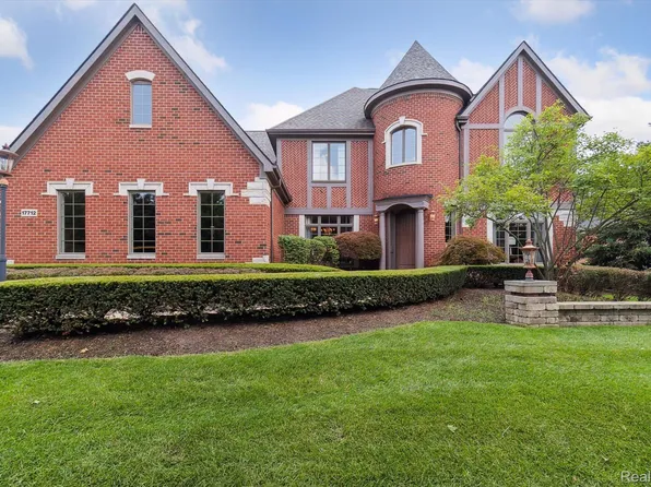 17712 Parkshore Dr, Northville, MI 48168