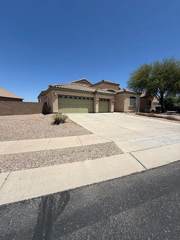 4 bed, 2.0 bath, 2338 sqft, $2,250 — Photo 2