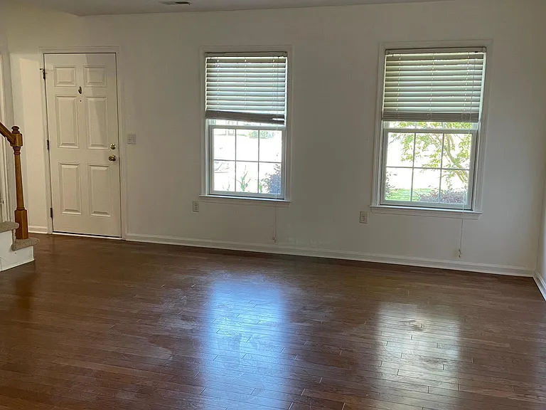 406 Lindenhurst Ct — Photo 13