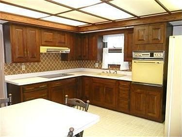 4th image of 9308 Morton Ave