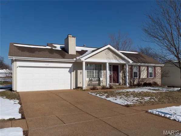 1233 Newport Landing Dr, Fenton, MO 63026