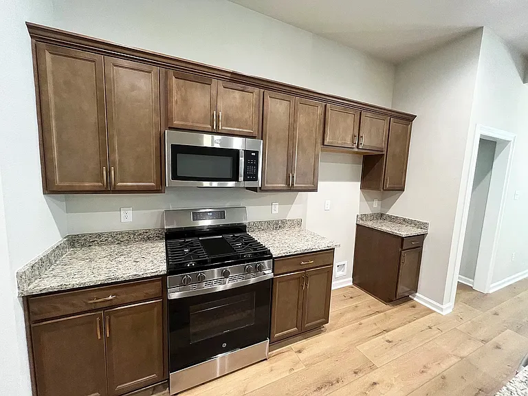 121 Dutchman Dr — Photo 2