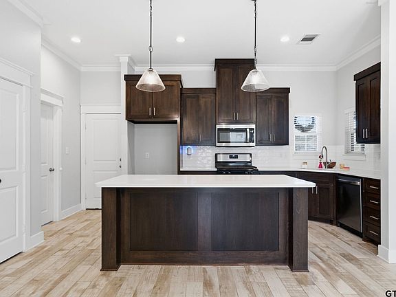4th image of 217 Smith Cir