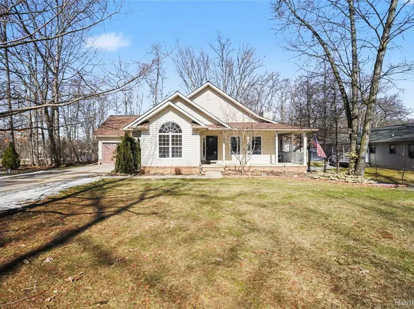 8530 Pineview Lake Dr, Linden, MI 48451